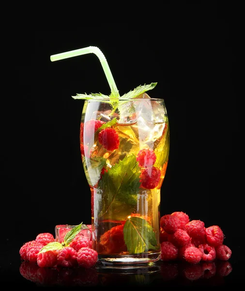 Iced tea with raspberries and mint on black background — Stock Photo, Image