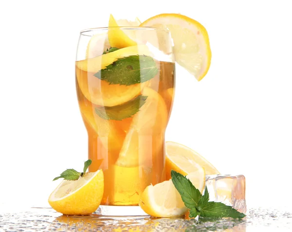 Холодный чай с лимоном и мятой, изолированный на белом — стоковое фото