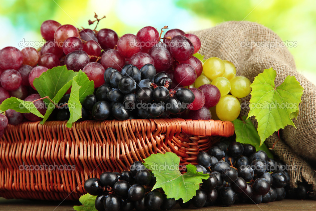 Surtido uvas dulces maduras en sobre fondo verde: fotografía de © belchonock #28290945 | Depositphotos
