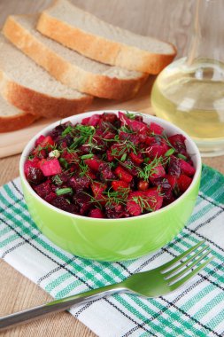 Tablo yakın çekim ıslak zeminde pancar salatası