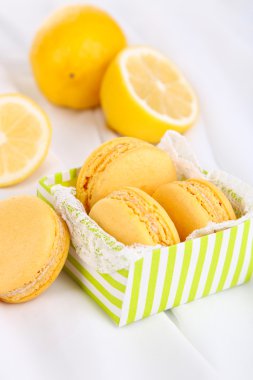 Beyaz kumaş yakın çekim üzerinde macaroons