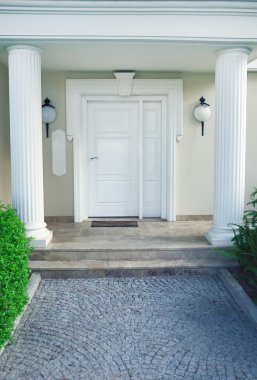 ön yüzünde çevre düzenlemesi ile modern ev