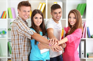 Oda güzel gençleri mutlu grup