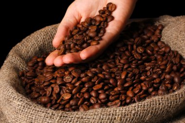 Kahve çekirdekleri koyu arkaplanda.