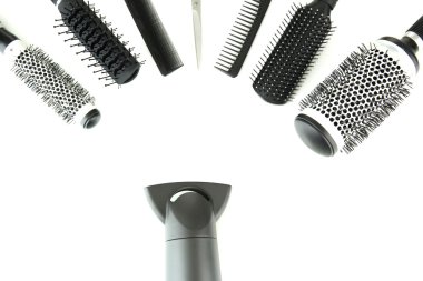 Tara fırçalar, saç kurutma makinesi ve üzerinde beyaz izole kesme makası