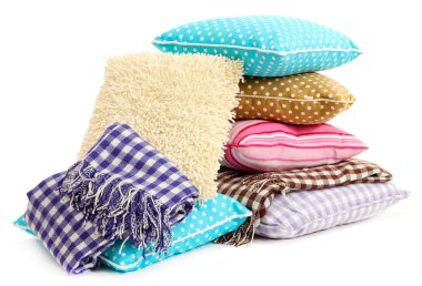 Hill renkli yastıklar ve üzerinde beyaz izole İskoç şalılar