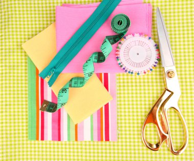 dikiş aksesuarları ve kumaş yakın çekim