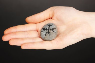 servet taş gri arka plan üzerinde elinde sembollerle anlatmaya