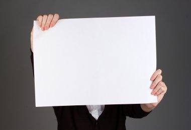 boş tutan kadın, ön yüzü, renkli arka plan üzerinde kayıt