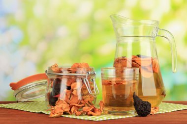 karışık Kuruyemiş banka ve doğal zemin üzerine ahşap masa üzerinde kurutulmuş meyve kompostosu