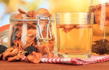 karışık Kuruyemiş banka ve doğal zemin üzerine ahşap masa üzerinde kurutulmuş meyve kompostosu