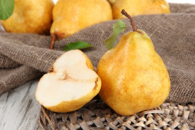 Tablo yakın çekim üzerinde sulu armut