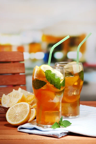 Tè freddo con limone e menta sul tavolo di legno, all'aperto — Foto Stock