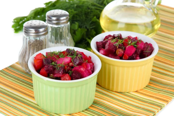 Rödbetor sallad i skålar på tabell närbild — Stockfoto