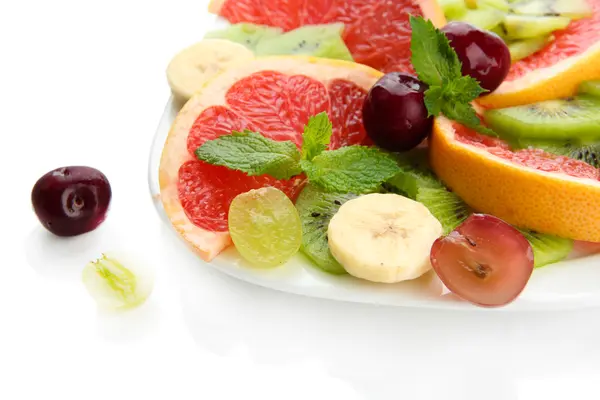 Sortiment von geschnittenen Früchten auf Teller, isoliert auf weißem — Stockfoto