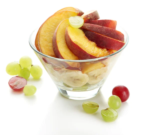 Sałatka smaczny owoc w szklanej misce, na białym tle — Zdjęcie stockowe