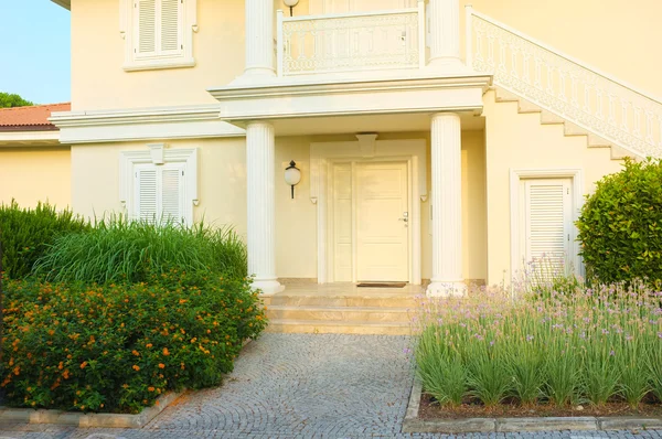 Casa moderna con jardinería en frente —  Fotos de Stock