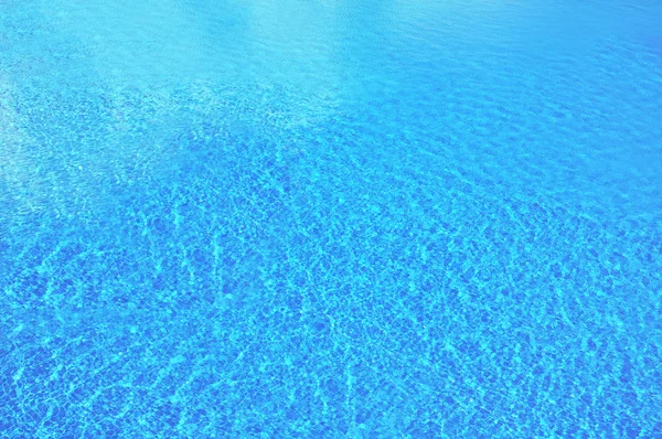 游泳池中的蓝色水 — 图库照片