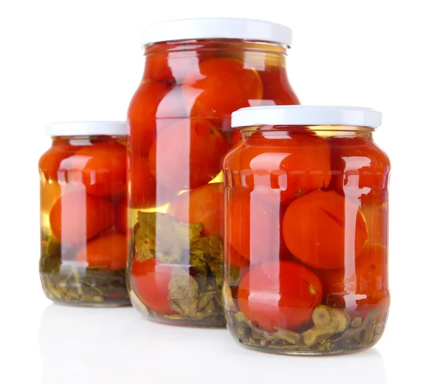 Tomates en conserve savoureuses dans des bocaux en verre, isolées sur blanc — Photo