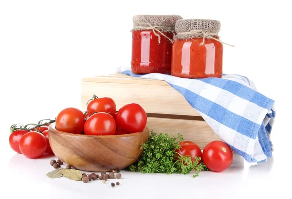 Smakelijke tomatensaus en verse tomaten, geïsoleerd op wit — Stockfoto