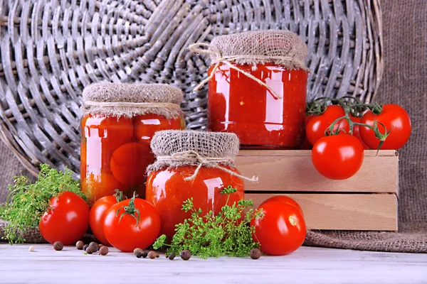 Tomates fraîches et en conserve savoureuses sur table en bois — Photo