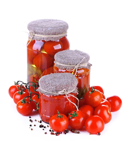 Leckere Tomaten aus der Dose und frisch, isoliert auf weiß — Stockfoto