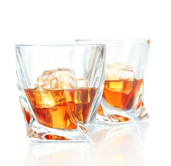 Iki bardak scotch viski, beyaz izole — Stok fotoğraf