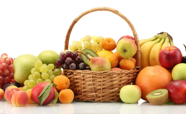 Асортимент екзотичних фруктів в кошику ізольований на білому — стокове фото