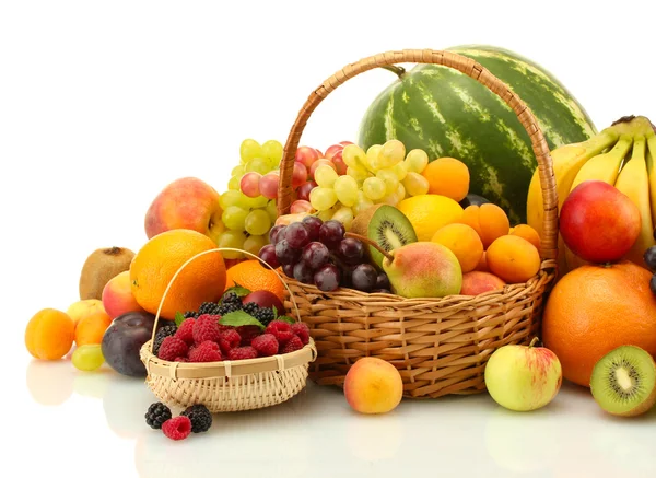 异国情调的水果和浆果在篮子上白色隔离的分类 — 图库照片