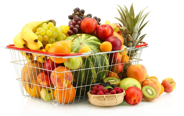 Ассортимент экзотических фруктов в металлической корзине и ягод, выделенных на белом — стоковое фото