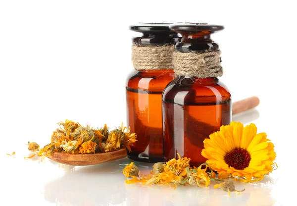 Ilaç şişeleri ve üzerinde beyaz izole calendula, — Stok fotoğraf