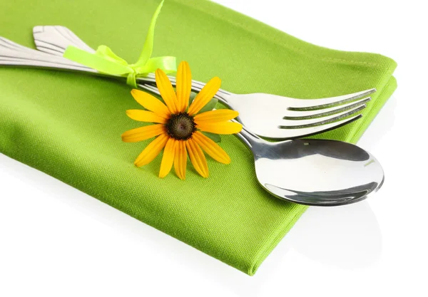 Cuillère, fourchette et fleur sur serviette, isolée sur blanc — Photo