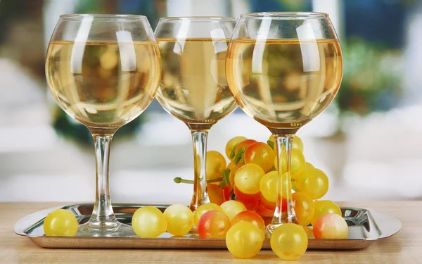 Vino blanco en copa en salver sobre fondo de ventana — Foto de Stock