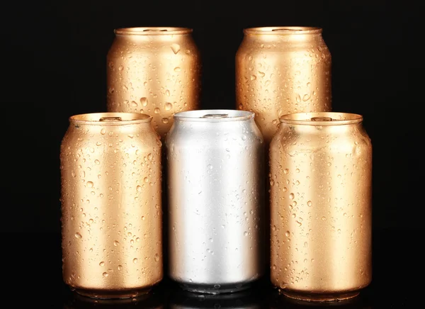 Aluminum cans with water drops isolated on black — Stok fotoğraf