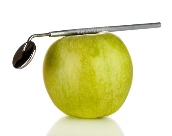 Măr verde și instrument dentar izolat pe alb — Fotografie, imagine de stoc