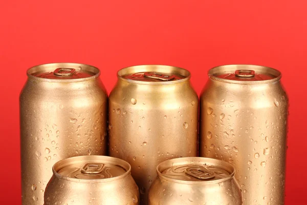 Latas de alumínio com gotas de água no fundo de cor — Fotografia de Stock