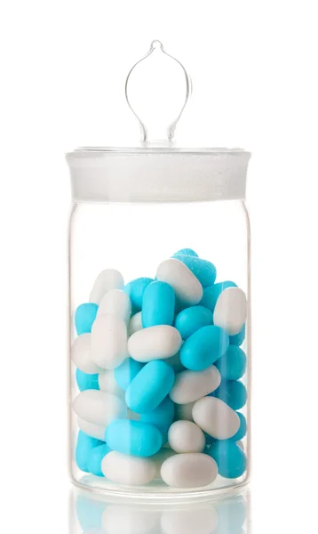 Прозора пляшка з таблетками ізольована на білому — стокове фото