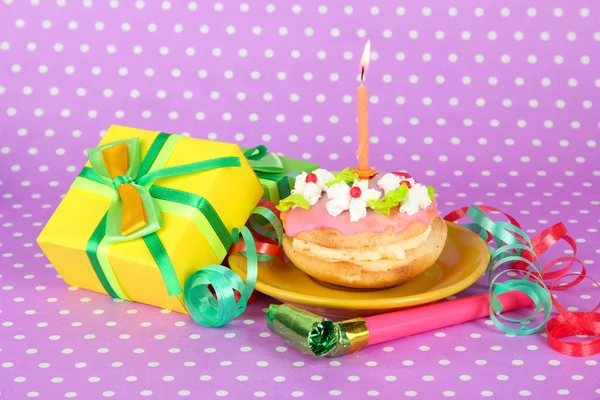 Kleurrijke verjaardagscake met kaars en giften op roze achtergrond — Stockfoto