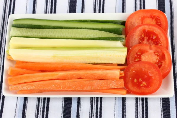 Bâtonnets de légumes crus assortis dans une assiette sur la table gros plan — Photo