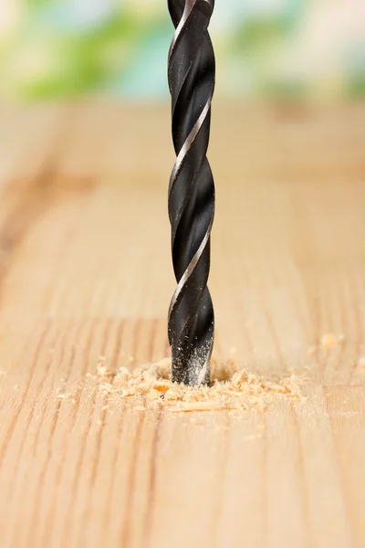 Imagen de primer plano del orificio de perforación en tablón de madera, sobre fondo brillante — Foto de Stock