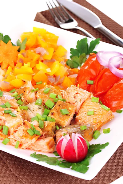 Salmón en rodajas apetitoso con limón y verduras de cerca —  Fotos de Stock