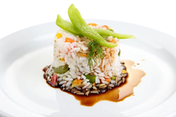 Pysznego risotto z warzywami, na białym tle — Zdjęcie stockowe