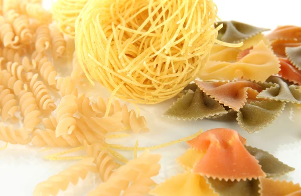 Verschiedene Arten von Pasta isoliert auf weiß — Stockfoto