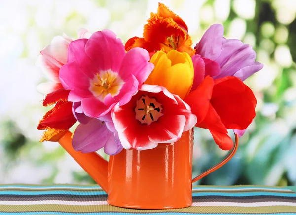 Belas tulipas em buquê na mesa em fundo brilhante — Fotografia de Stock