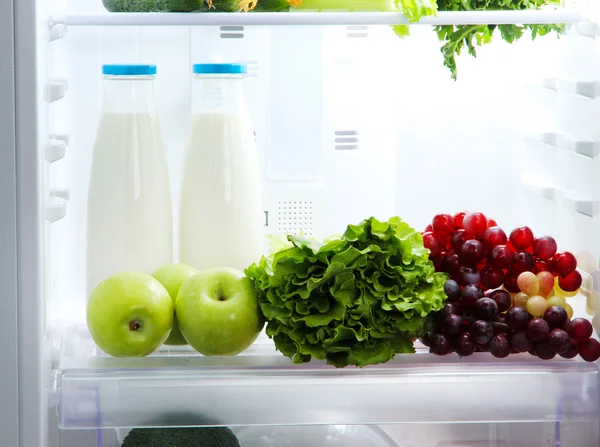 채식 요리와 냉장고를 열으십시오 — 스톡 사진