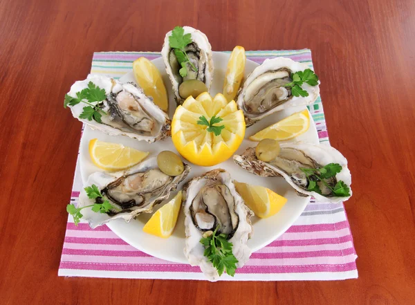 Oesters op houten achtergrond — Stockfoto