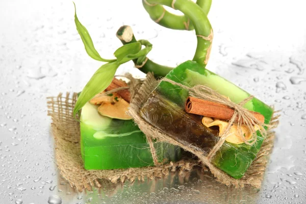 Handgemaakte zeep en bamboe met druppels, close-up — Stockfoto