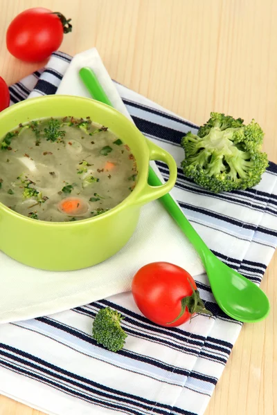 Sopa de dieta com verduras na panela na mesa de madeira close-up — Fotografia de Stock
