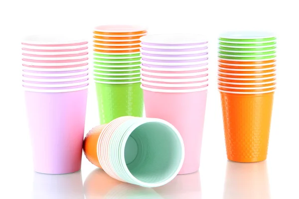 Tassen in verschiedenen Farben isoliert auf weiß — Stockfoto