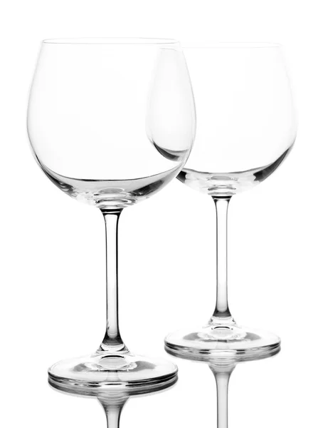 Düzenlenmiş ve üzerinde beyaz izole boş şarap bardakları — Stok fotoğraf